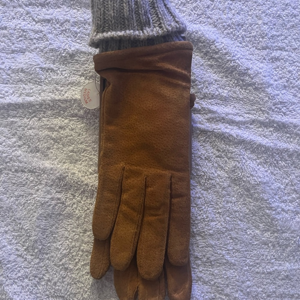 CARMEL SUEDE ISOTONER KNT LINED GLOVES… SIZE MEDIUM… NEW WITH TAGS… - Picture 3 of 5